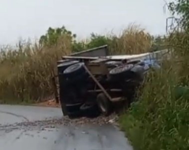 Caminhão tomba na BA-026, estrada que liga SAJ a Amargosa