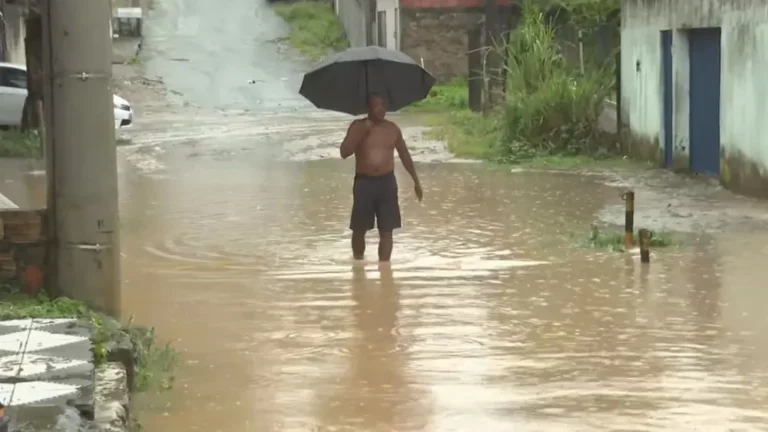 Temporal causa alagamentos e Defesa Civil emite alerta por causa do acumulado de chuva