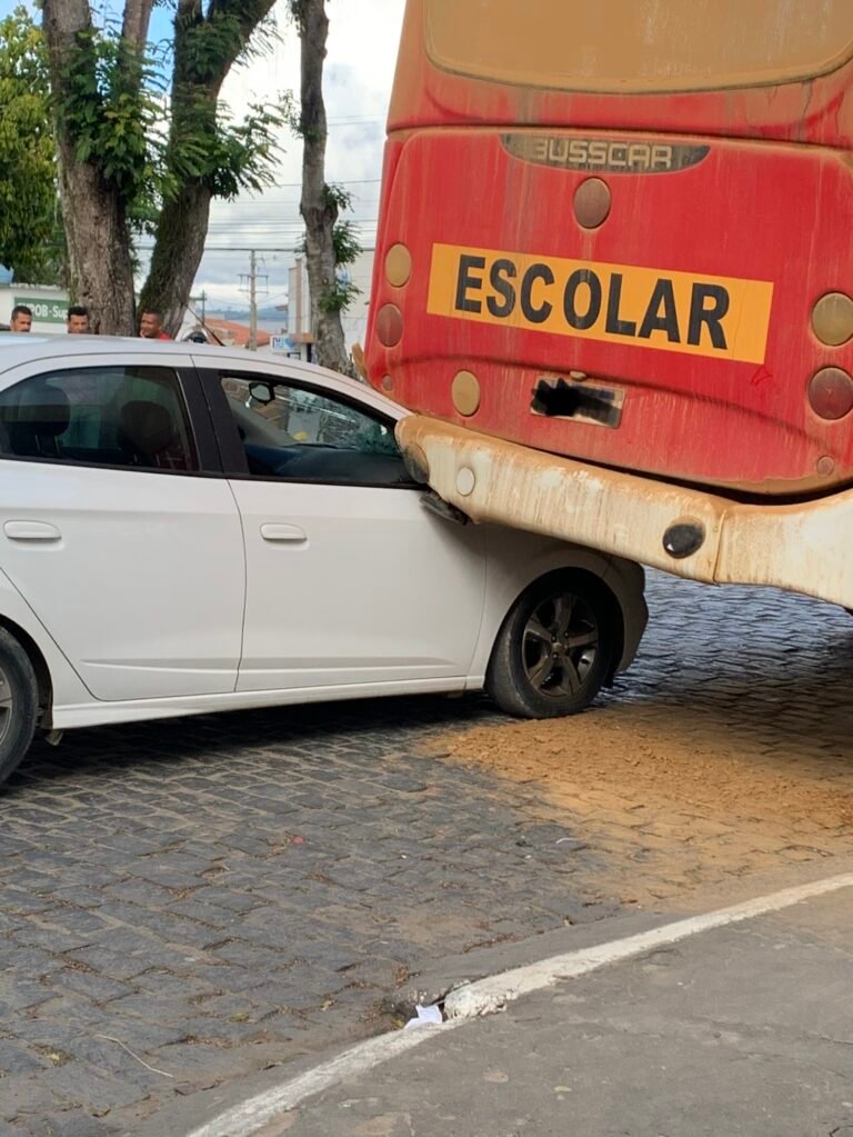 Carro colide na traseira de ônibus escolar em Amargosa