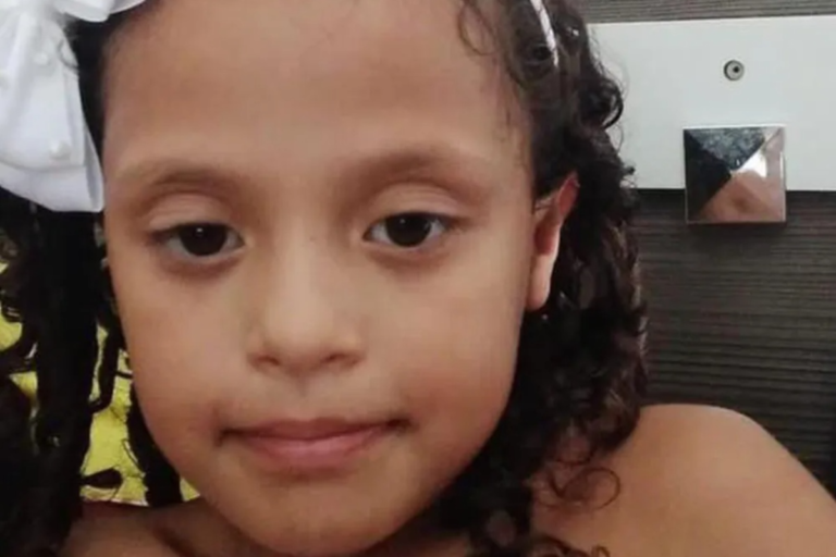 Garota de 10 anos é morta a facadas e tem corpo jogado em terreno baldio na Bahia