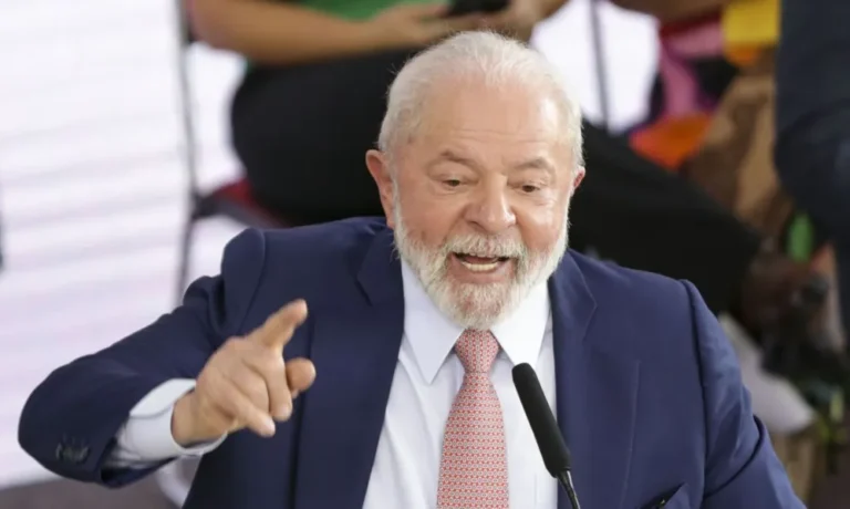 Governo Lula revoga programa de escolas cívico-militares