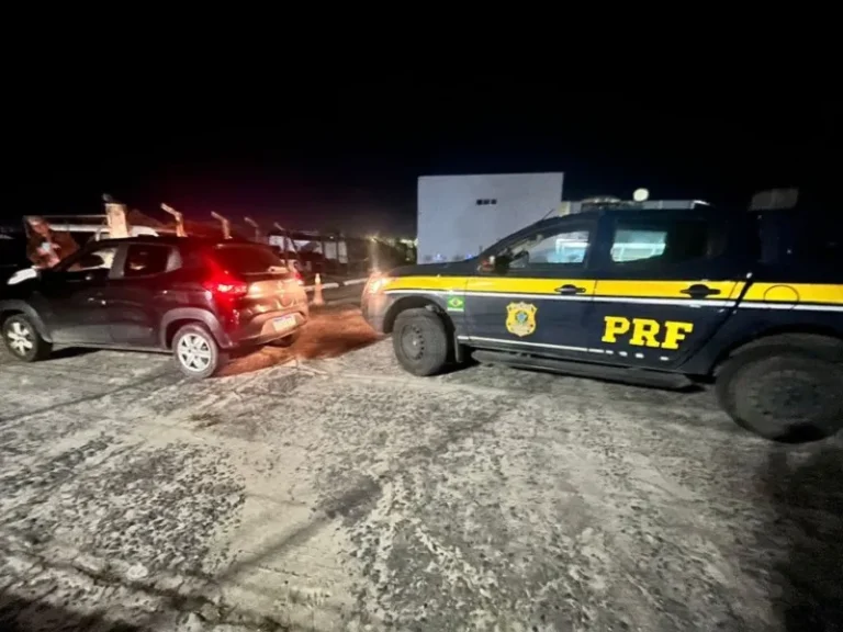 PRF prende dupla em Feira de Santana em veículo roubado