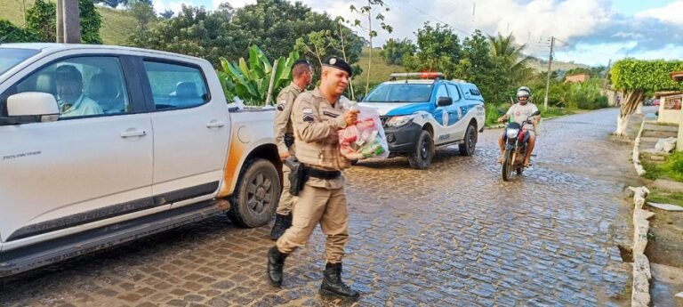 Polícia Militar distribui cestas básicas do Programa Bahia Sem Fome, em São Miguel das Matas