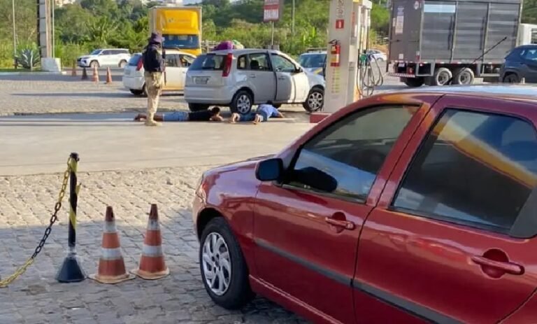 Veículo bate em bomba de posto de combustível ao fugir da polícia em SAJ