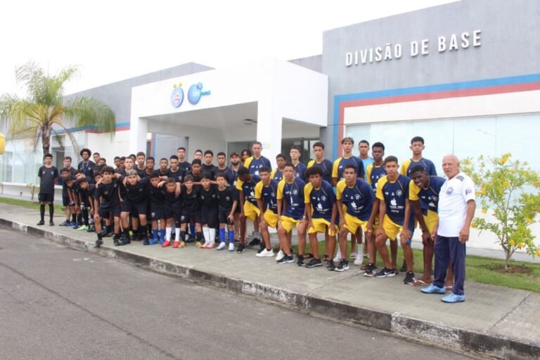 Alunos do Grupo Escolar Sonho Meu visitam o Centro de Treinamento do Esporte Clube Bahia em Salvador