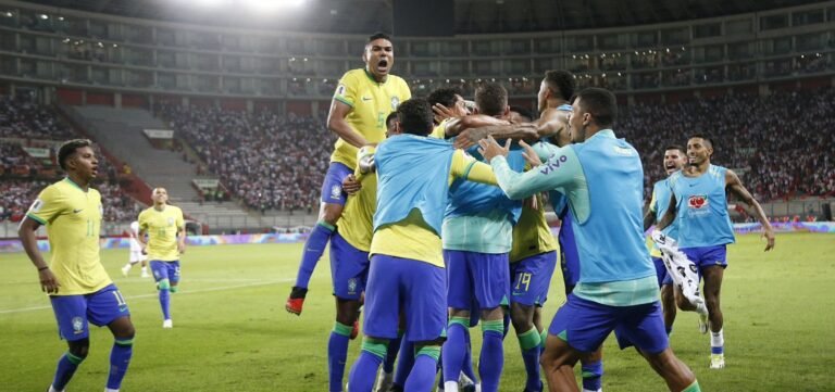 Brasil marca no fim, vence o Peru e lidera as Eliminatórias