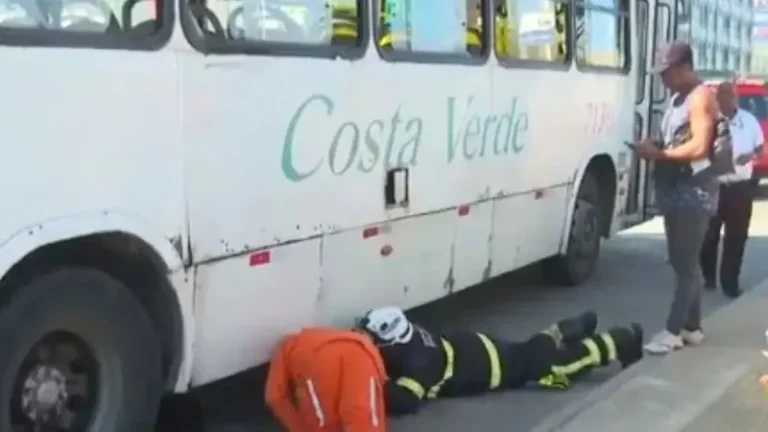 Idosa é atropelada por ônibus e fica embaixo de coletivo em Salvador
