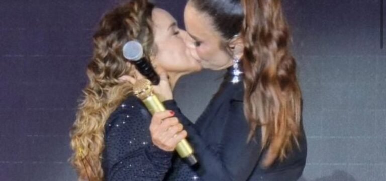 Ivete Sangalo beija Daniela Mercury em show na Apoteose