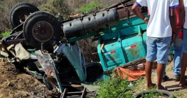 Vale do Jiquiriçá: homem morre após caçamba que fazia coleta de lixo capotar