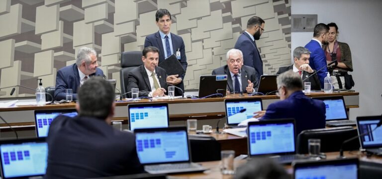 Comissão do Senado aprova taxação de super-ricos e investimentos no exterior