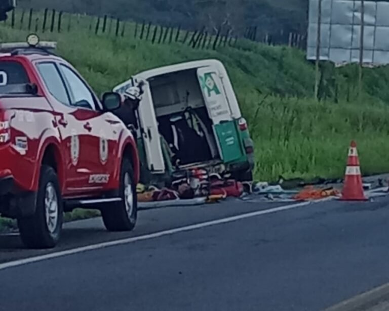 Ambulância de Cruz das Almas se envolve em acidente na BR-101, trecho de Santo Antônio de Jesus