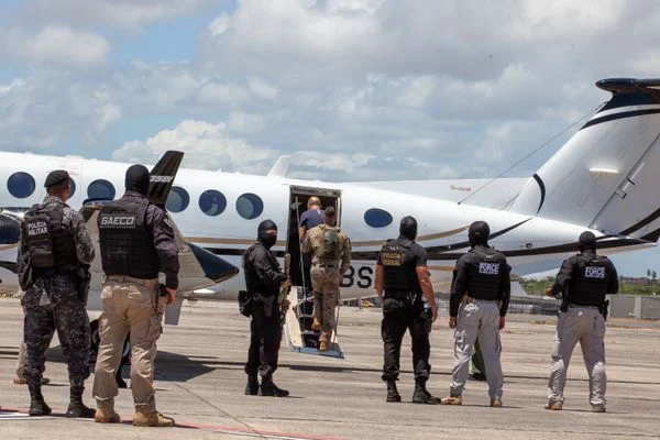 PMs acusados de fazer parte de grupo miliciano na Bahia são transferidos para presídio federal