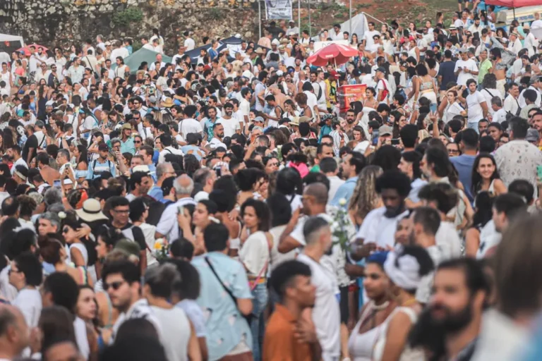 Festa de Iemanjá reúne milhares de pessoas no Rio Vermelho