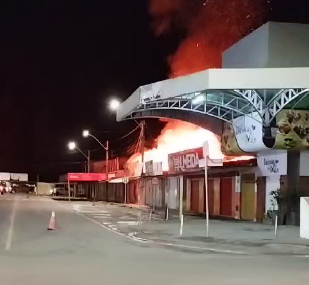 Incêndio destrói loja na Praça da Feira em Amargosa; vídeo