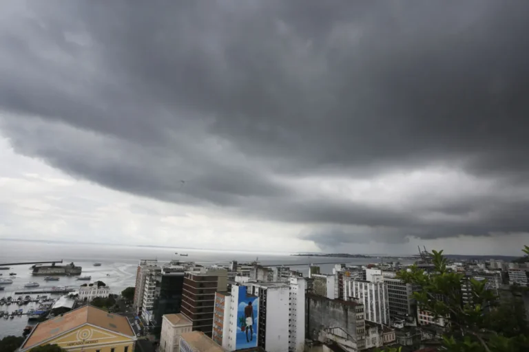 Ciclone oceânico altera o tempo na capital e faixa do interior