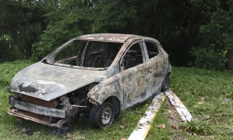 Corpo carbonizado é encontrado em porta-malas de carro na Bahia