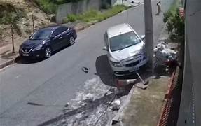 Gari é atropelado por carro sem motorista em BH; VÍDEO