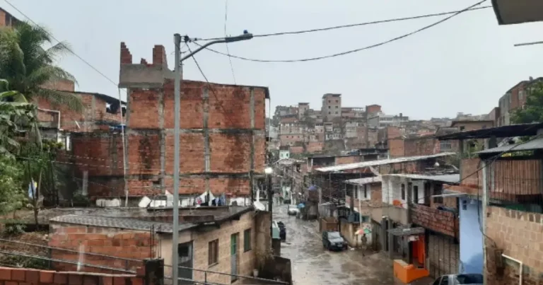 Fortes chuvas causaram alagamentos e deslizamentos de terra em Salvador nesta madrugada