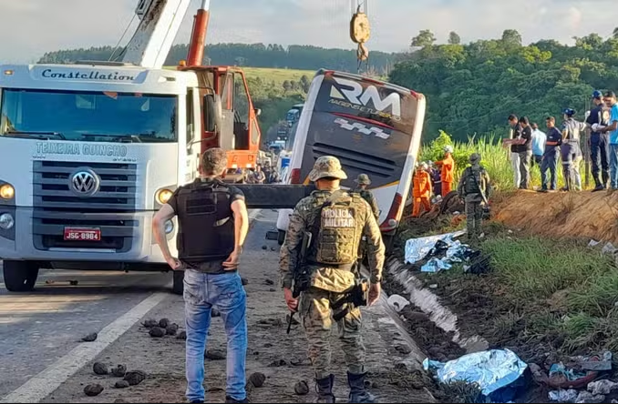 Ônibus tomba em rodovia na Bahia e deixa 8 mortos e 23 feridos