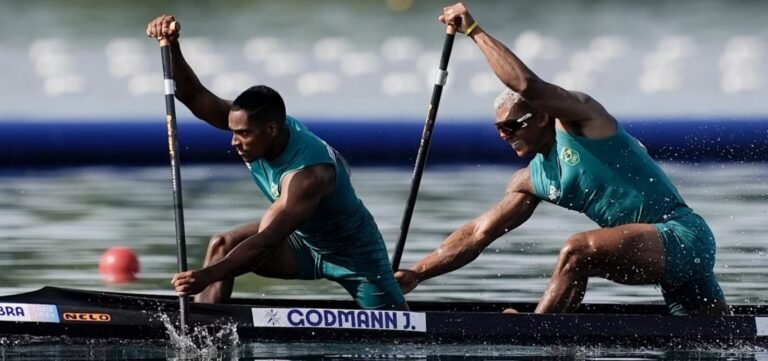 Isaquias Queiroz e Jacky Godmann avançam à semi da canoagem