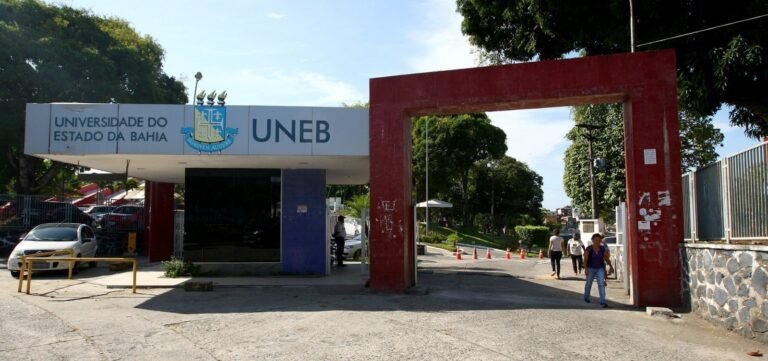 Professores das universidades estaduais da Bahia paralisam atividades nesta segunda-feira