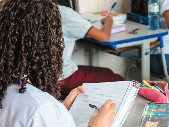 Maior carga horária obrigatória, restrição ao EAD e mais: veja o que muda no Ensino Médio em 2025